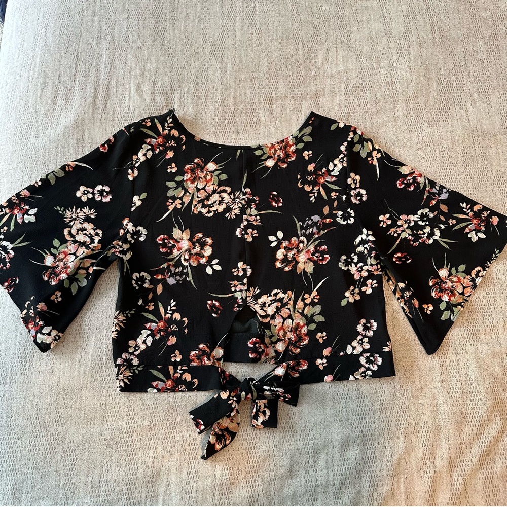 QuZu Collection | Black Floral Cropped Blouse | Size small
